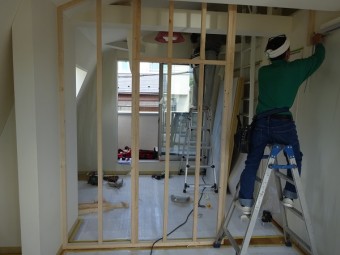 パステルカラーの間仕切り壁で圧迫感のない快適空間に　目黒区 K様邸